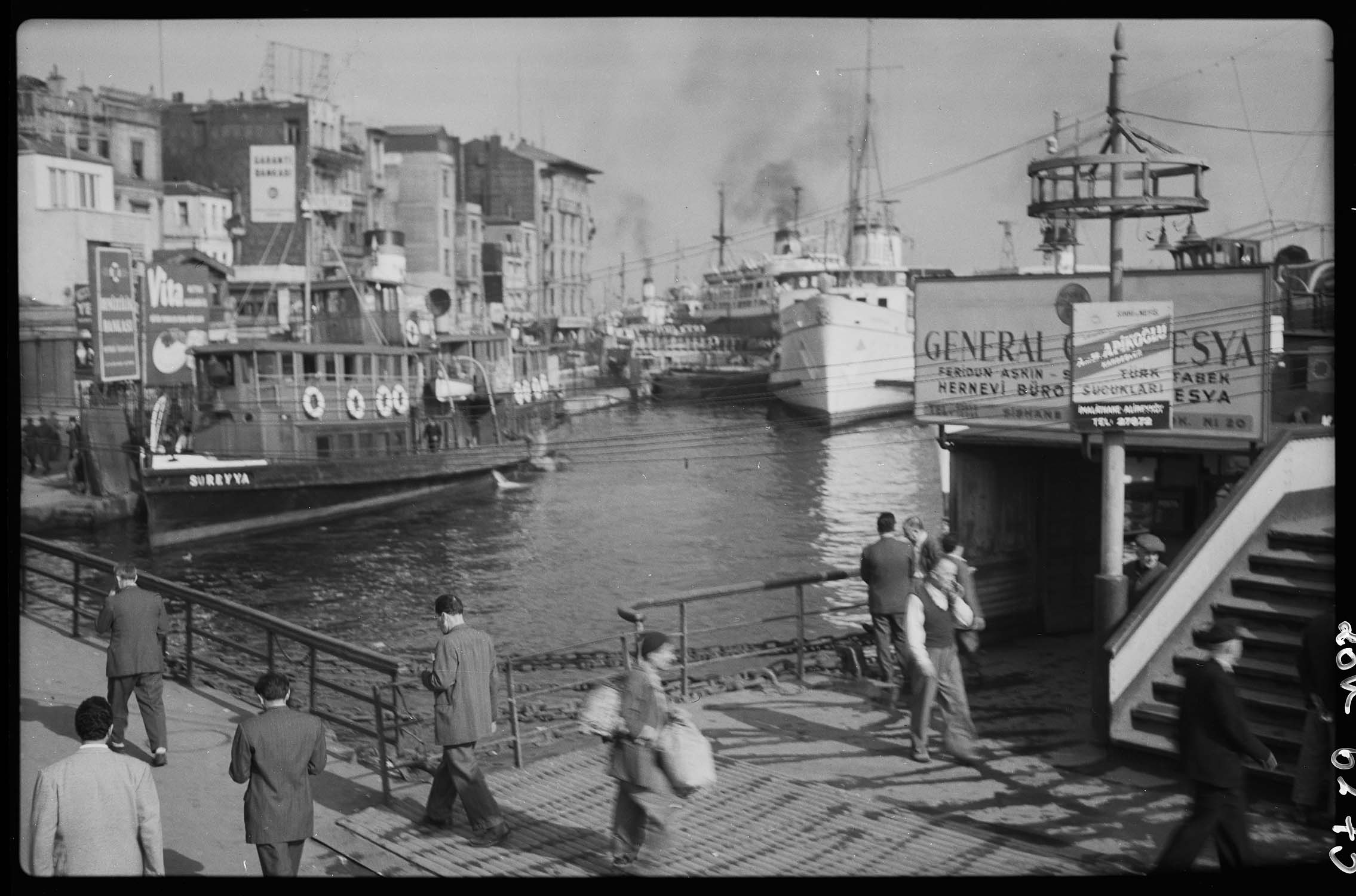 Navires accostés auprès du pont de Galata